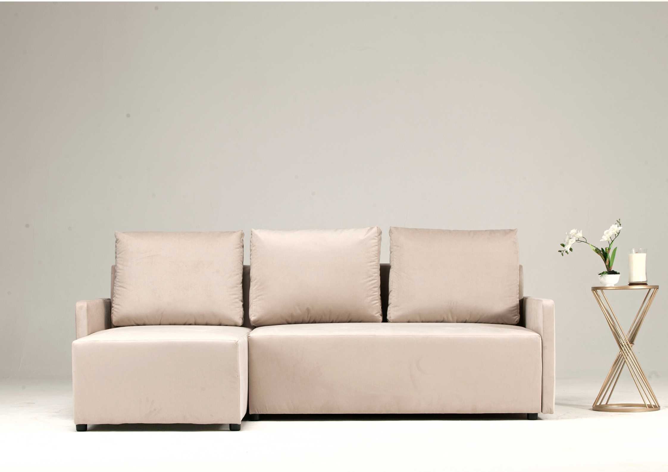 Beżowy mały narożnik do małego salonu